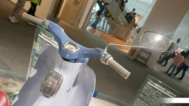 Kim vàng giọt lệ Honda Super Cub nửa thế kỷ vẫn đẹp long lanh