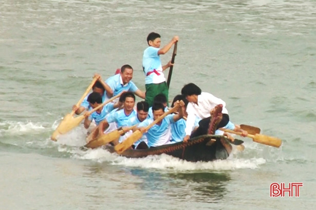Thị trấn Đức Thọ nhất toàn đoàn Giải đua thuyền truyền thống sông La