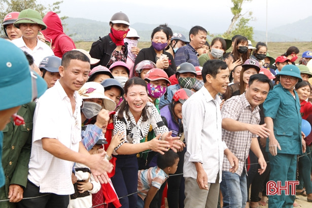 Du khách trẩy hội chùa Hương “đã mắt” với các trò chơi dân gian