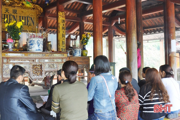 Đầu năm đi lễ đền Trầm Lâm