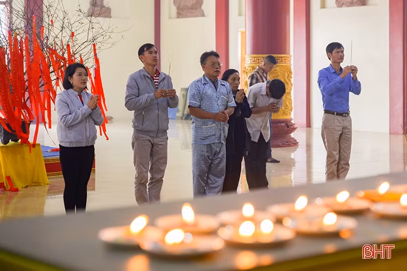 Người dân Hà Tĩnh náo nức đi lễ chùa, hái lộc đầu xuân