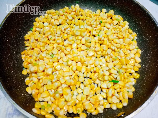 Tết ngán giò chả thì làm ngô ngọt xào tép khô thơm lừng đổi bữa