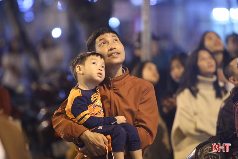 Đặc sắc màn pháo hoa đón chào xuân Kỷ Hợi ở Hà Tĩnh