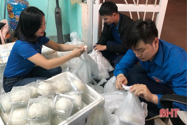 Giao thừa thầm lặng của những người mải lo... “dọn phố”