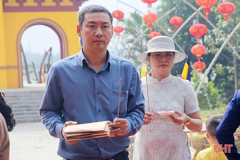 Người dân Hà Tĩnh náo nức đi lễ chùa, hái lộc đầu xuân