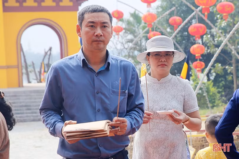 Người dân Hà Tĩnh náo nức đi lễ chùa, hái lộc đầu xuân