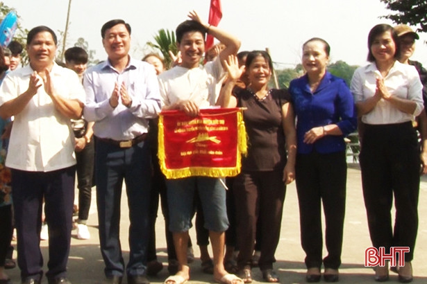 Thị trấn Đức Thọ nhất toàn đoàn Giải đua thuyền truyền thống sông La