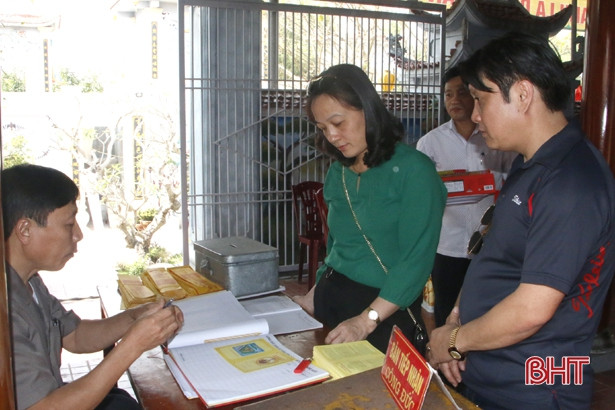 Tấp nập du khách tham quan, chiêm bái đền Cả Dinh đô quan Hoàng Mười