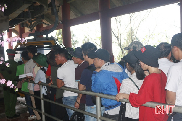 Nô nức lễ hội chùa Hương Tích ngày đầu năm mới