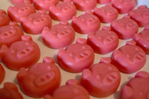 Bánh hình chú lợn là một trong những món quà người dân châu Âu thường mua tặng nhau. Ảnh: Bubble Bath Reader. Thịt lợn - món ăn đem lại may mắn cho năm mới ở nhiều nước