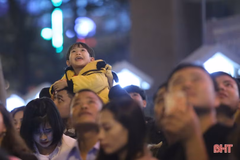 Đặc sắc màn pháo hoa đón chào xuân Kỷ Hợi ở Hà Tĩnh