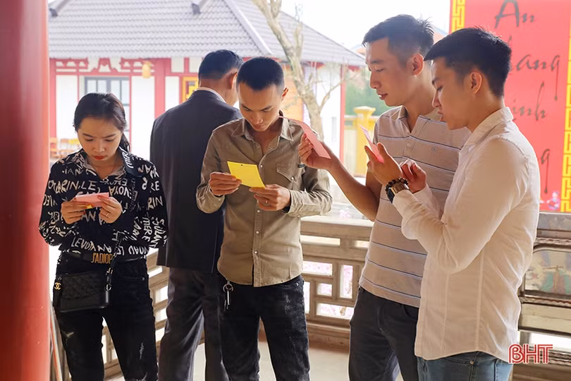 Người dân Hà Tĩnh náo nức đi lễ chùa, hái lộc đầu xuân