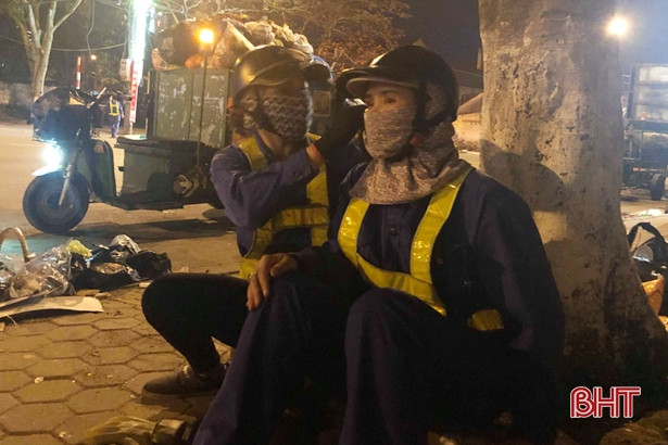 Giao thừa thầm lặng của những người mải lo... “dọn phố”
