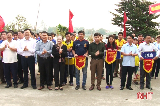 Thị trấn Đức Thọ nhất toàn đoàn Giải đua thuyền truyền thống sông La