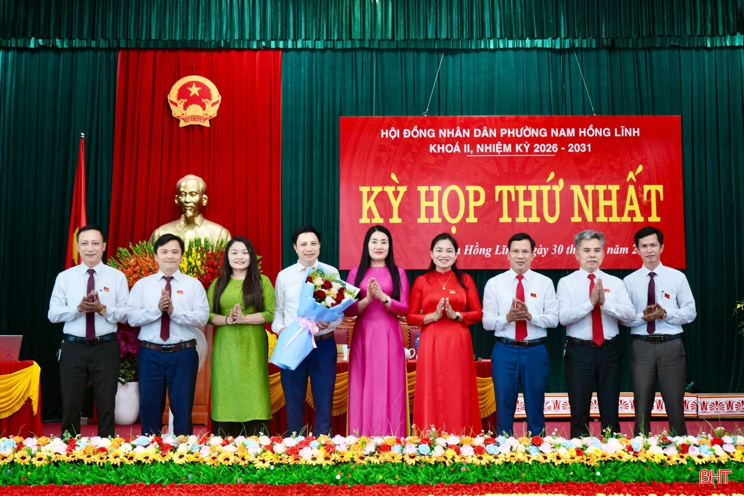 Phó Chủ tịch HĐND tỉnh Nguyễn Thị Việt Hà, Phó Bí thư chuyên trách Đảng ủy UBND tỉnh Nguyễn Thị Hà Tân và các đại biểu tặng hoa chúc mừng các đồng chí trúng cử.