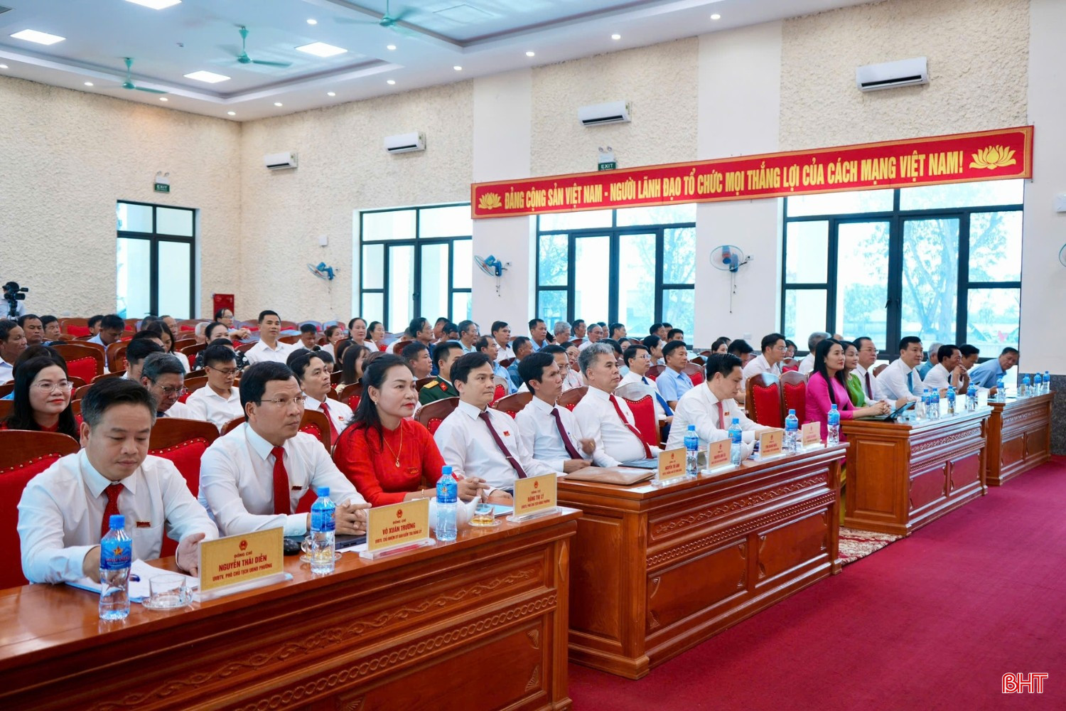 Các đại biểu tham dự kỳ họp.