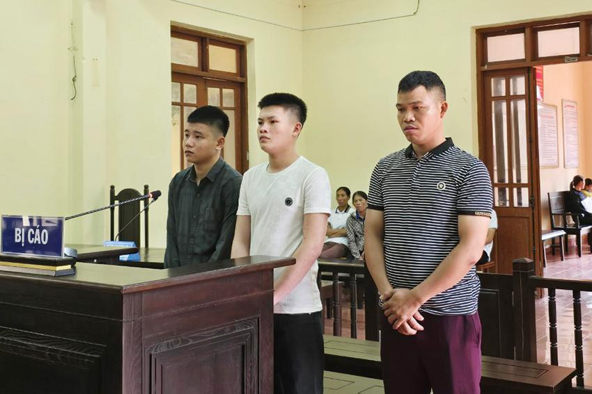 Từ trái sang: Nguyễn Hữu Bảo, Trần Trọng Châu và Nguyễn Thanh Nam tại phiên xét xử vào sáng 23/7, tại TAND huyện Can Lộc. 566.jpg