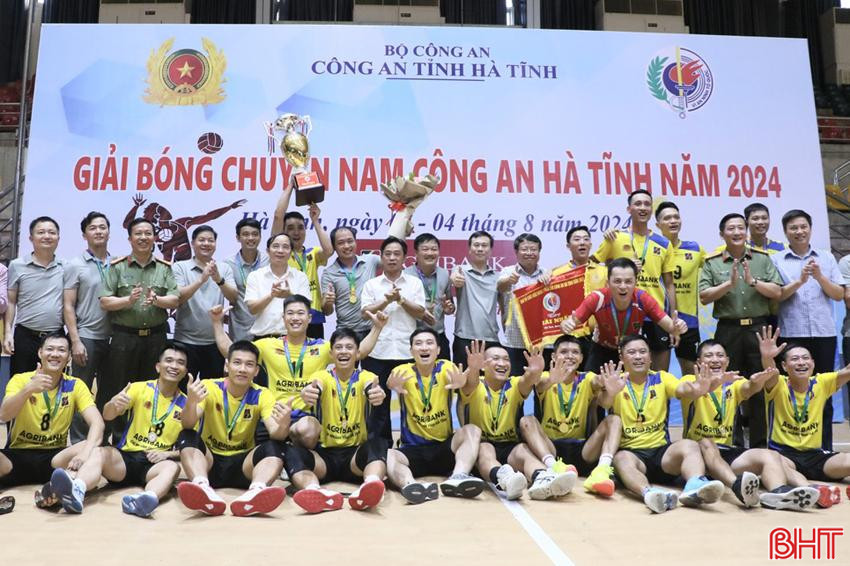 Phó Bí thư Thường trực Tỉnh ủy Trần Thế Dũng chúc mừng đội Công an TP Hà Tĩnh giành chức vô địch.