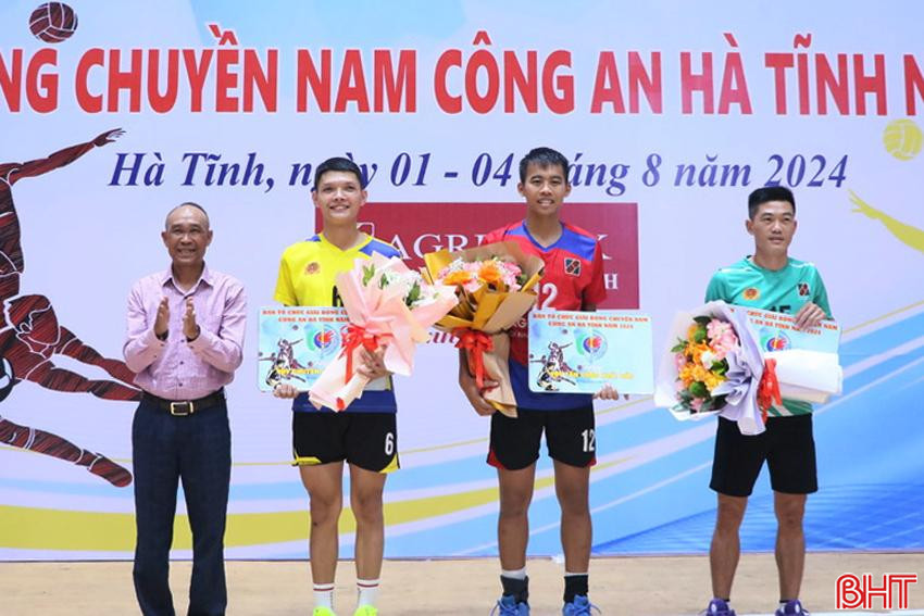 Ban tổ chức trao giải cho các VĐV xuất sắc.