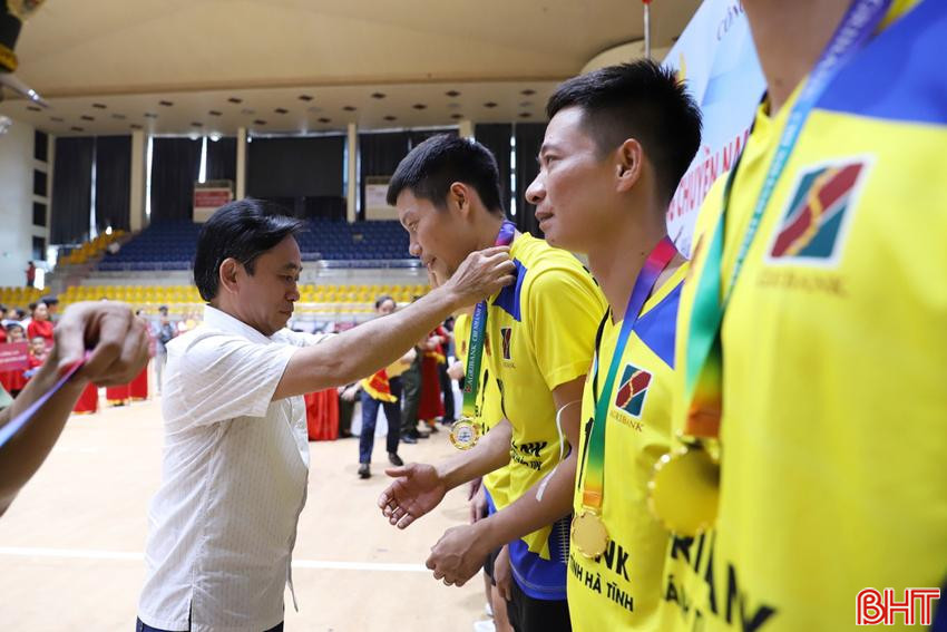 Phó Bí thư Thường trực Tỉnh ủy Trần Thế Dũng trao huy chương vàng cho các VĐV đội vô địch - Công an TP Hà Tĩnh.