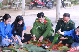 Thắm bánh chưng xanh, đượm tình biên giới