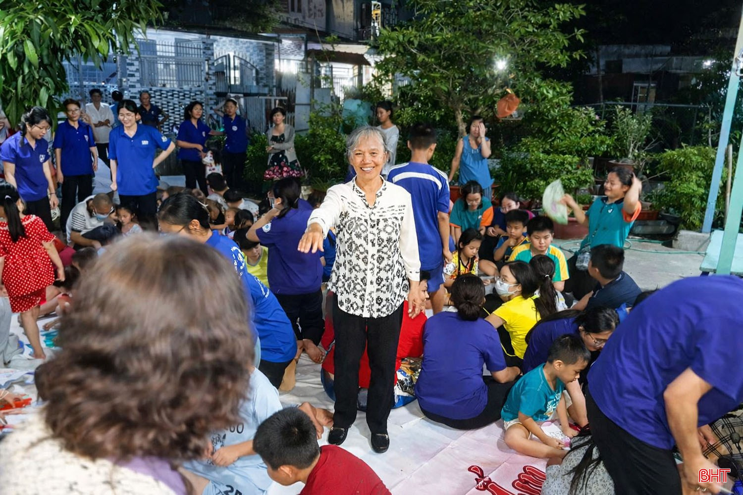 bqbht_br_ba-tran-thi-minh-chau-trong-mot-buoi-to-chuc-phat-thuong-cho-hoc-sinh-lop-hoc-duong-pho-cua-minh-dip-he-2024.jpg