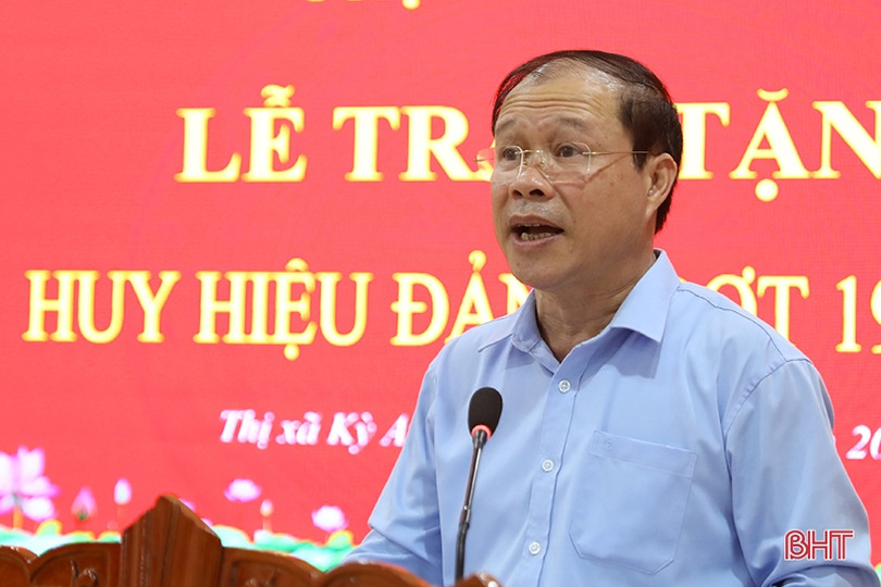 TX Kỳ Anh trao Huy hiệu Đảng cho 29 đảng viên