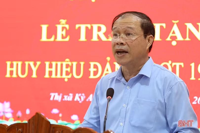 TX Kỳ Anh trao Huy hiệu Đảng cho 29 đảng viên