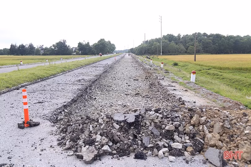 Gấp rút sửa chữa hư hỏng trên tuyến quốc lộ 15B ở Hà Tĩnh
