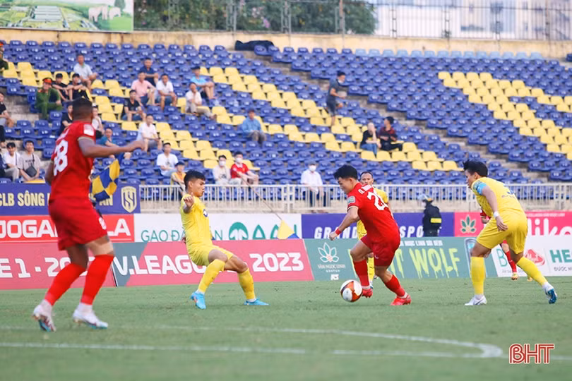 Hồng Lĩnh Hà Tĩnh “đánh rơi” chiến thắng trên sân Vinh