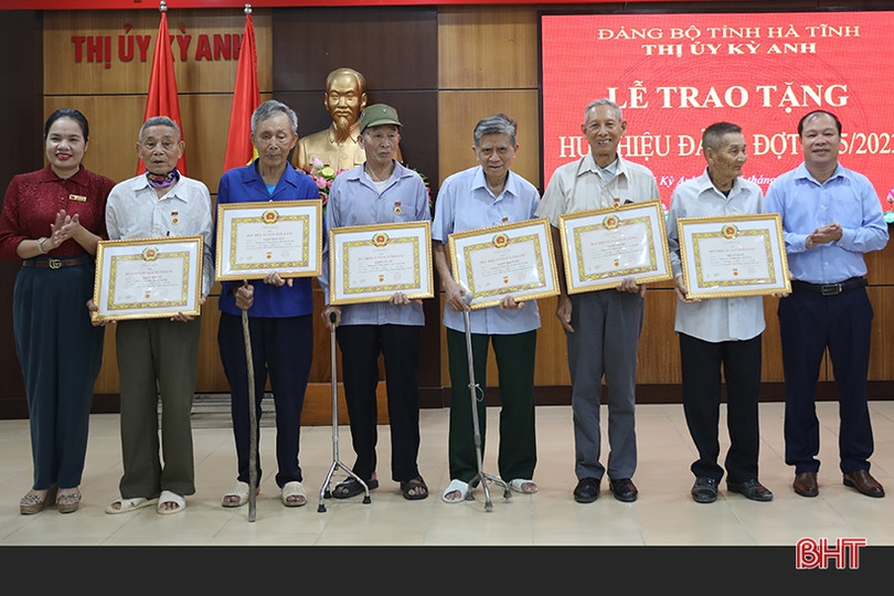 TX Kỳ Anh trao Huy hiệu Đảng cho 29 đảng viên