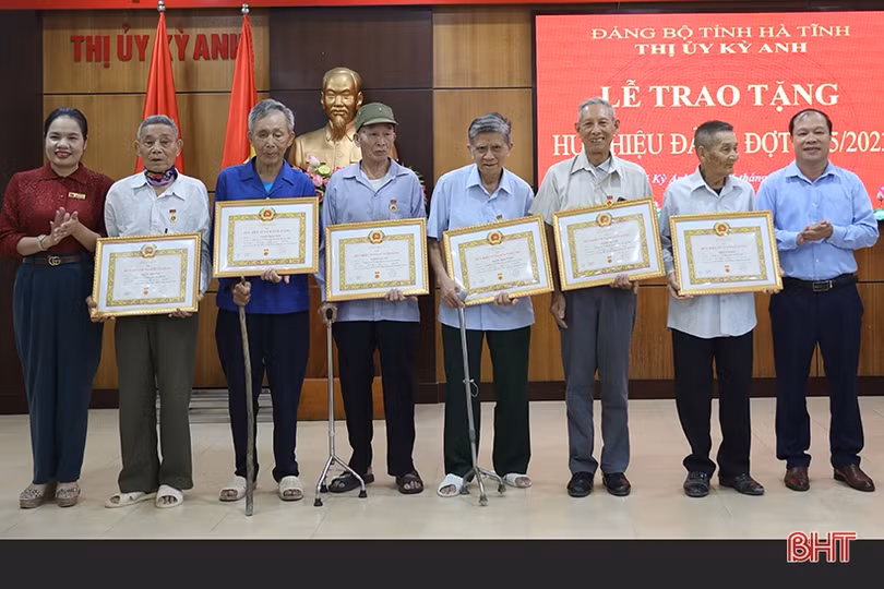 TX Kỳ Anh trao Huy hiệu Đảng cho 29 đảng viên