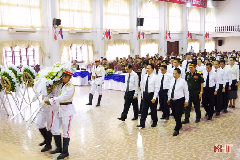 Trang trọng lễ tưởng niệm các liệt sỹ quân tình nguyện Việt Nam tại Bolikhămxay