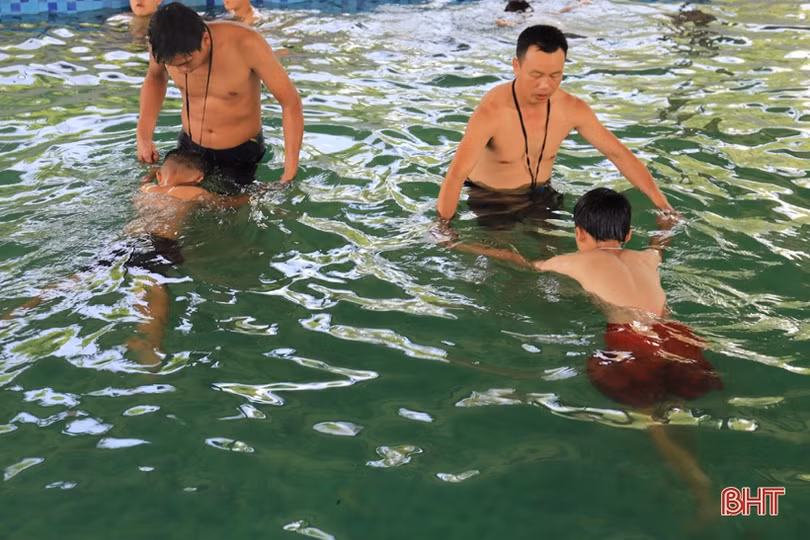 Tạo điều kiện để học sinh Hương Sơn có cơ hội học bơi