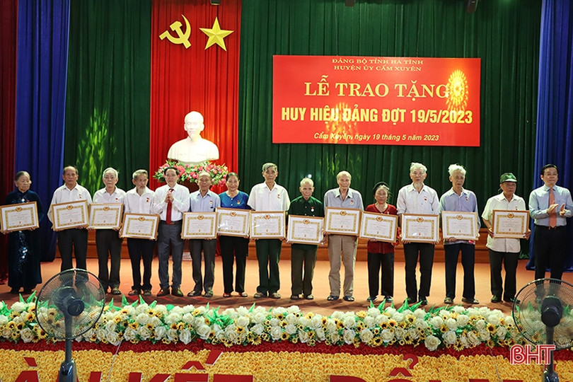 128 đảng viên ở Cẩm Xuyên được trao tặng, truy tặng huy hiệu Đảng