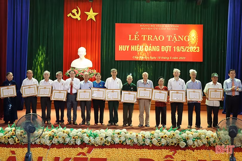 128 đảng viên ở Cẩm Xuyên được trao tặng, truy tặng huy hiệu Đảng