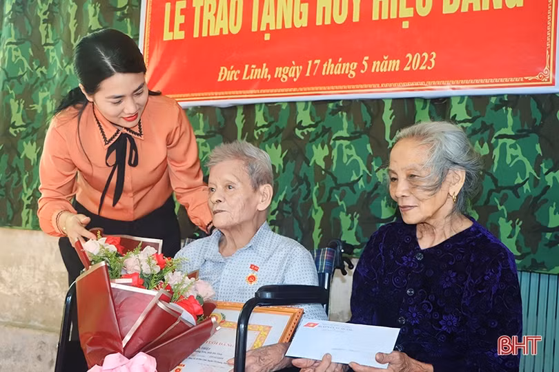 Vũ Quang trao Huy hiệu Đảng cho 31 đảng viên