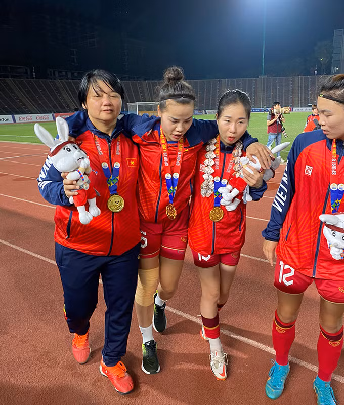 Thanh Nhã đội nón lá Việt Nam cực dễ thương, ăn mừng HCV SEA Games lịch sử