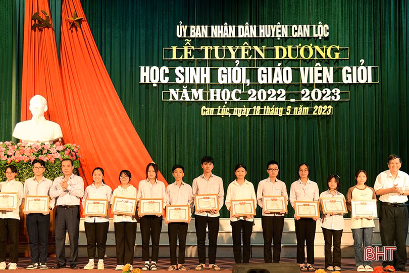 Can Lộc tuyên dương học sinh, giáo viên giỏi các cấp năm học 2022-2023