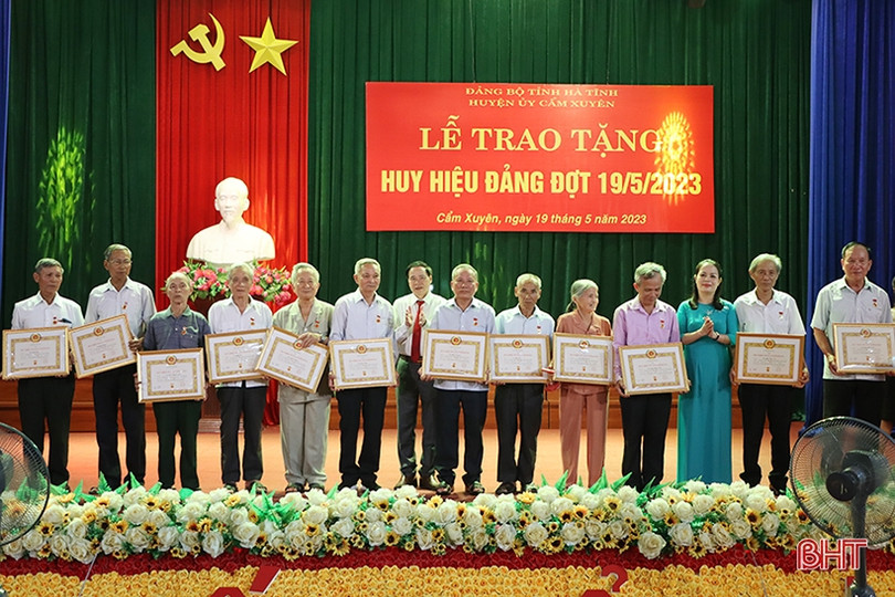 128 đảng viên ở Cẩm Xuyên được trao tặng, truy tặng huy hiệu Đảng