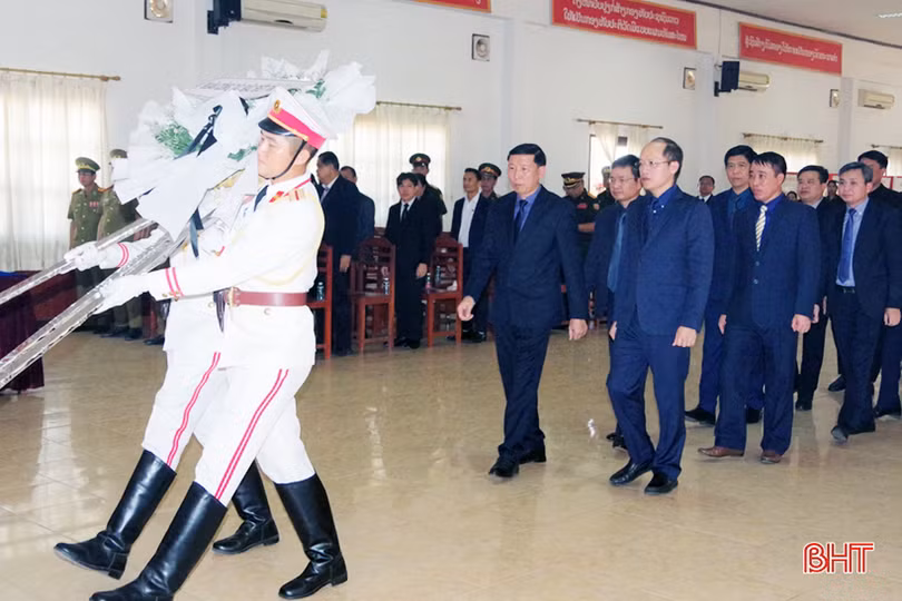 Hà Tĩnh - Thủ đô Viêng Chăn hội đàm về quy tập hài cốt liệt sĩ