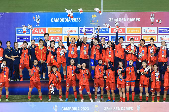 Thanh Nhã đội nón lá Việt Nam cực dễ thương, ăn mừng HCV SEA Games lịch sử