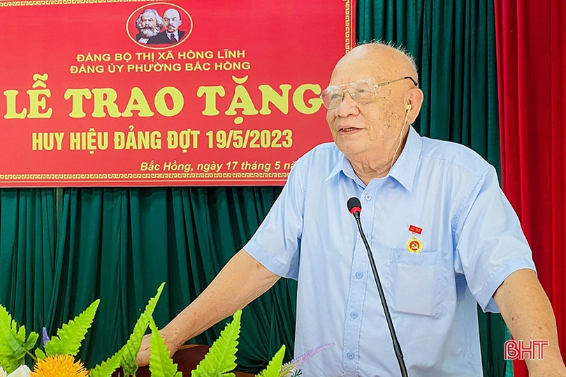 Trao huy hiệu Đảng cho 70 đảng viên ở TX Hồng Lĩnh