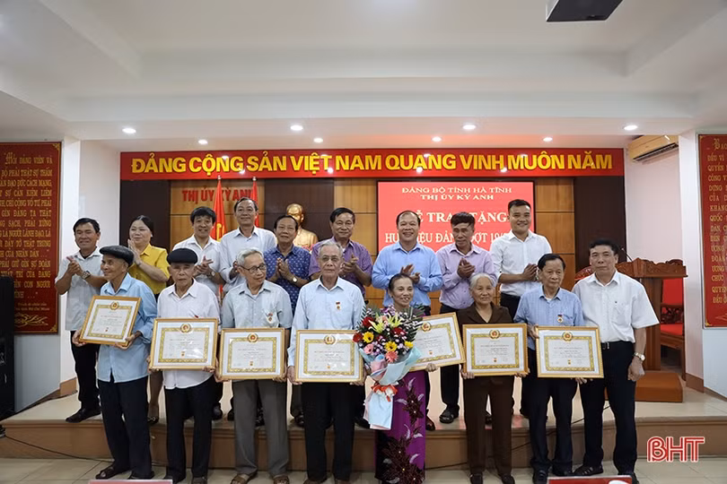 TX Kỳ Anh trao Huy hiệu Đảng cho 29 đảng viên