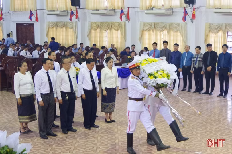 Trang trọng lễ tưởng niệm các liệt sỹ quân tình nguyện Việt Nam tại Bolikhămxay