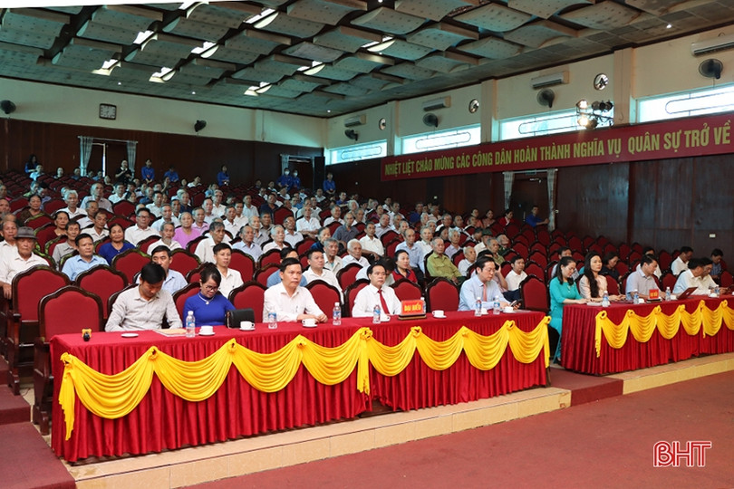 128 đảng viên ở Cẩm Xuyên được trao tặng, truy tặng huy hiệu Đảng