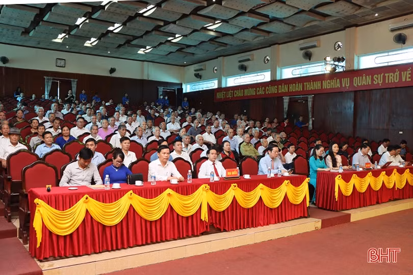 128 đảng viên ở Cẩm Xuyên được trao tặng, truy tặng huy hiệu Đảng