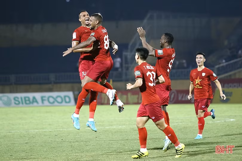 Hồng Lĩnh Hà Tĩnh “đánh rơi” chiến thắng trên sân Vinh