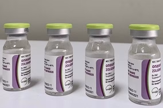 Bé trai được cứu sống bằng loại thuốc đắt nhất thế giới