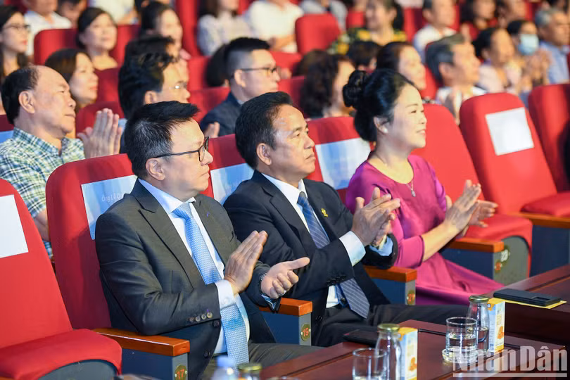 Đêm nhạc “Mạch nguồn ví, giặm”